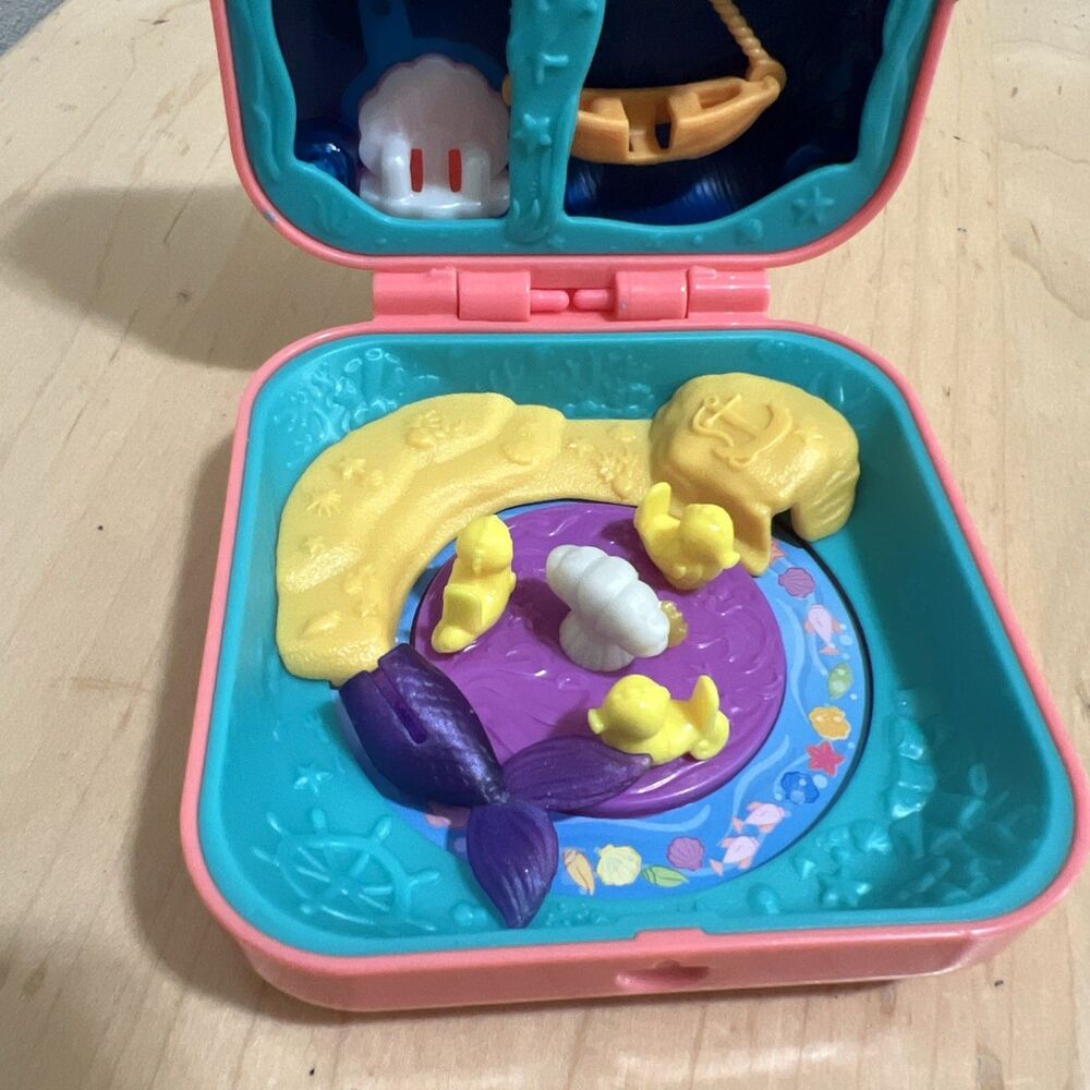 2018 Polly Pocket Mermaid Beach Cove Party Compact Doll Fin - Picture 2 of 5